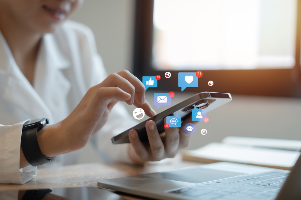 bilde av mobil og ikoner som illustrerer digital markedsføring